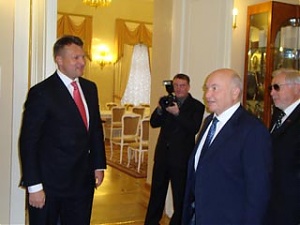 А. Шлесерс и Ю. Лужков встретились в Москве. 13.11.2009. 